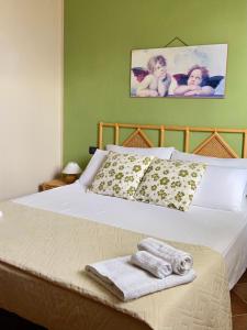 sypialnia z łóżkiem z dwoma ręcznikami w obiekcie Villa Chiara w mieście Montallegro