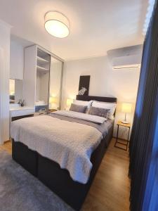 A bed or beds in a room at Snow Sheep apART - апартамент с две спални