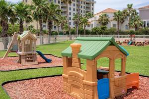 Foto de la galería de Ground floor, spacious patio and only steps away from beach and pool! en South Padre Island