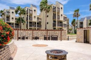 Imagen de la galería de Ground floor, spacious patio and only steps away from beach and pool!, en South Padre Island