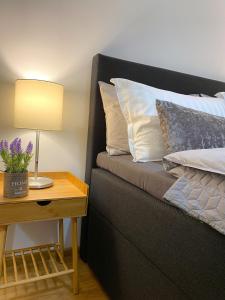 魯塞的住宿－Snow Sheep apART - апартамент с две спални，一张带枕头的床和一张带台灯的桌子