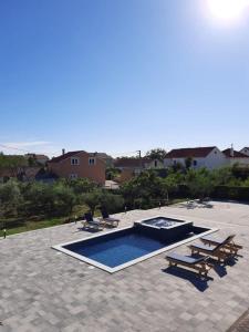 Bazén v ubytovaní Apartmant Franica with heated pool and jacuzzi alebo v jeho blízkosti