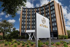 un cartel frente a un atrio hotel en Atura Albury, en Albury
