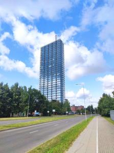 un edificio alto al costado de una carretera en SEA GATE APARTMENT 20th floor, en Klaipėda