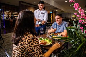 Asiakkaita majoituspaikassa Rydges Palmerston - Darwin
