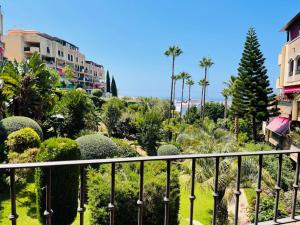 z widokiem na ogród z palmami i krzakami w obiekcie Riviera del Sol EDEN GOLF w mieście Mijas