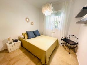 sypialnia z łóżkiem i krzesłem w obiekcie Riviera del Sol EDEN GOLF w mieście Mijas