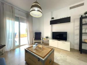 Telewizja i/lub zestaw kina domowego w obiekcie Riviera del Sol EDEN GOLF