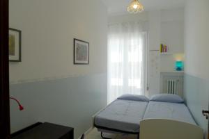 a small bedroom with a bed and a window at Casa Stefania Igea Marina in Bellaria-Igea Marina