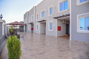 巴勒如拉斯غيوم للفلل الفندقية的一座带庭院的建筑的空庭院