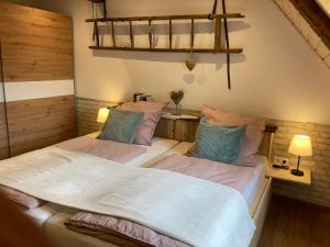 מיטה או מיטות בחדר ב-Genusshof