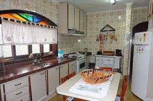 A kitchen or kitchenette at Casa na Montanha (Serra Negra)