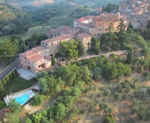 Montisi的住宿－Borgo La Grancia，享有带游泳池的庄园的空中景致