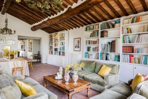 ein Wohnzimmer mit 2 Sofas und einem Tisch in der Unterkunft Casale Eclissi in Bagnaia