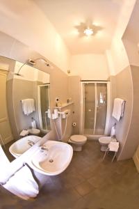 La salle de bains est pourvue de 2 lavabos, de toilettes et d'un miroir. dans l'établissement Hotel La Vela-Castello Il Rifugio, à Santa Margherita Ligure