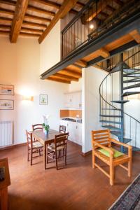 una cucina e una sala da pranzo con tavolo e sedie in legno di Agriturismo Lago di Mezzano a Valentano