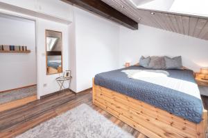 Кровать или кровати в номере Sylvies Alpenglück- Zentral- für 4