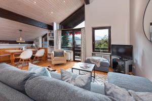 a living room with a couch and a dining room at Sylvies Alpenglück- Zentral- für 4 in Oberstaufen