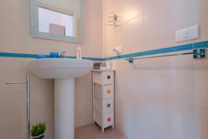 bagno con lavandino e specchio di Fortyfourbandb a Cagliari