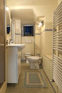 y baño con lavamanos, aseo y lavamanos. en Alberi Flat, en Volterra