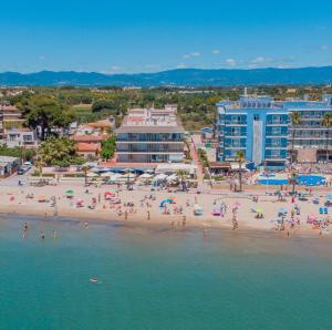 an aerial view of a beach with people in the water at Apartamentos Turísticos Augustus in Cambrils
