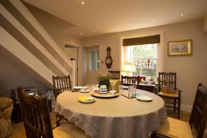 una mesa de comedor con un mantel blanco. en Turks Hall en Bruton