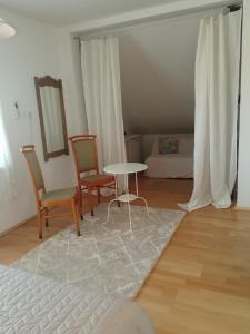 a living room with a table and two chairs at Zsuzsanna Vendégház in Gyomaendrőd