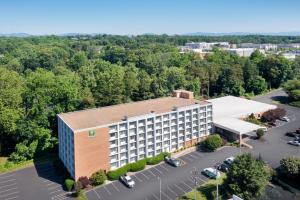 an overhead view of a hotel with a parking lot at Holiday Inn University Area Charlottesville, an IHG Hotel in Charlottesville