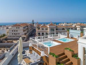 un balcón con 2 piscinas en un edificio en La Puerta de Nerja BOUTIQUE - Adults Recommended, en Nerja