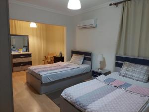 Postel nebo postele na pokoji v ubytování Nasr city villa