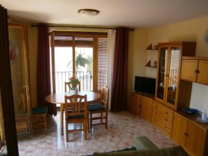 sala de estar con mesa, sillas y ventana en Casa Placet de Sant Joan Apto, en Morella