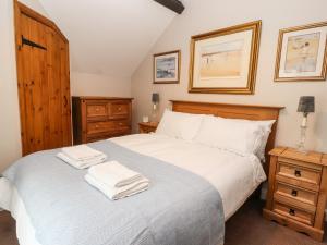 מיטה או מיטות בחדר ב-Capel Cottage
