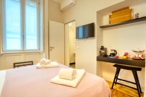 ein Zimmer mit einem Bett mit Handtüchern darauf in der Unterkunft Dimora Claudia - elegante matrimoniale con bagno, private rooms, self check in, no reception in Mailand