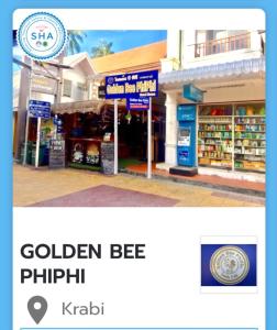 une photo d'une épicerie avec un panneau devant dans l'établissement Golden Bee PhiPhi, sur les Îles Phi Phi