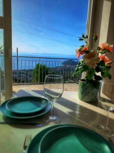 uma mesa com dois copos e vista para o oceano em Casa Vacanze vista mare a Castellabate em Castellabate