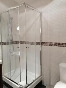 Ghat Apartment Poble Sec Barcelona في برشلونة: كشك دش في حمام مع مرحاض