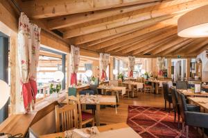 Reštaurácia alebo iné gastronomické zariadenie v ubytovaní Berghotel - Sexten