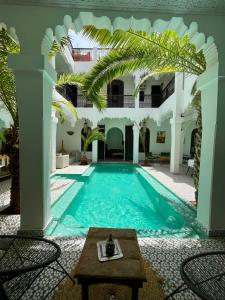 einen Pool in einem Gebäude mit einer Decke in der Unterkunft Riad Fabiola Et Spa in Marrakesch