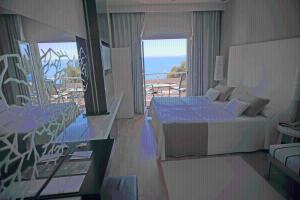 a rendering of a bedroom with a bed and a balcony at Canyelles Platja in Roses