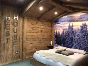 una camera da letto con un letto in una parete di legno di Best House snc di Elisa Baroni e Beatrice Dei Cas a Bormio