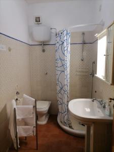een badkamer met een toilet, een bad en een wastafel bij La Vecchia Casa in San Mauro Cilento