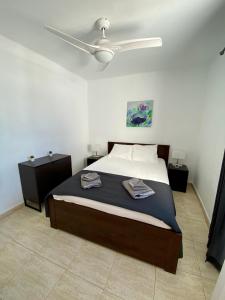 Łóżko lub łóżka w pokoju w obiekcie Casa Josephine Lanzarote, spectacular sea views & FREE WiFi