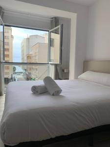 Postel nebo postele na pokoji v ubytování Oxford Suites Ciudad de la Coruña