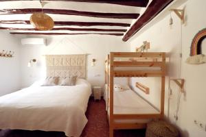 1 dormitorio con 1 cama y 1 litera en Meravella Casa Rural, en Tinajeros