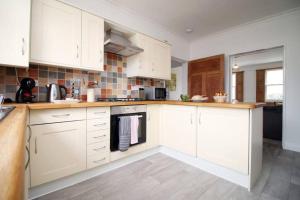 Kuchyň nebo kuchyňský kout v ubytování Spacious Georgian 3bedroom Apartment- 10 minute walk to the River Avon, Roman Baths and Bath Abbey