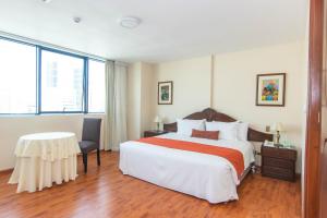 Llit o llits en una habitació de Miraflores Colon Hotel