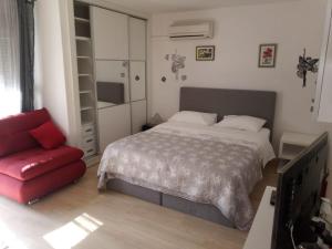 Postel nebo postele na pokoji v ubytování Studio apt. Downtown
