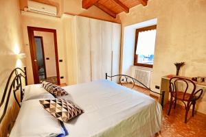 Postel nebo postele na pokoji v ubytování Casa Laura, Fosdinovo - Stile e Relax a 5 stelle