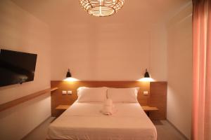 um quarto com uma cama com um bicho de peluche em Serenity In em Lezhë