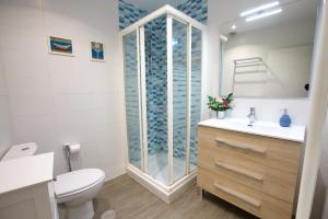 Un baño con inodoro, lavabo y ducha. en Cuencaloft Calderón de la Barca, en Cuenca 9 fotos más